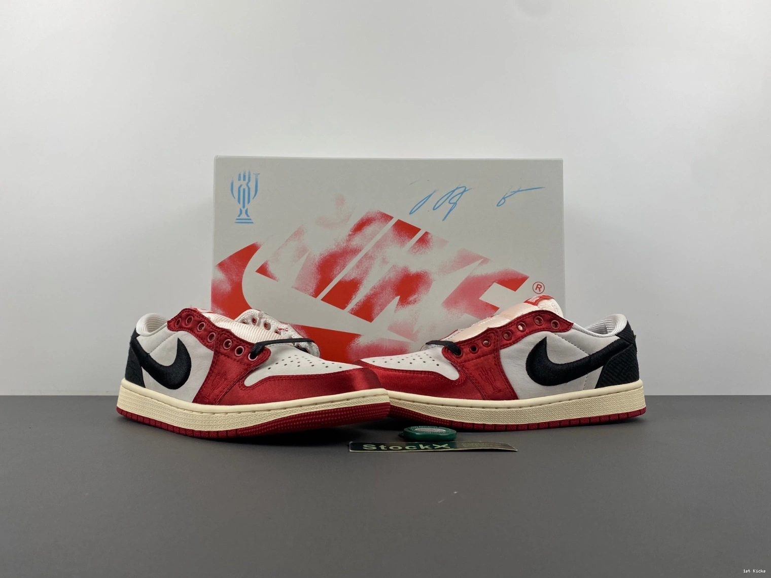 Room OG Air Low 1 Trophy Jordan FN0432-100 0114